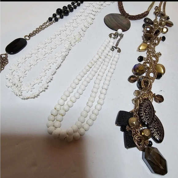 Lot Of 12 Fashion Costume Jewelry Necklaces Some Branded Some Not Various Styles - Picture 8 of 12